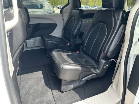Used 2023 Chrysler Pacifica Touring-L FWD image 19