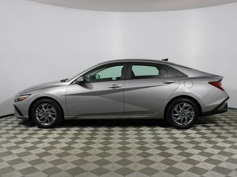 Used 2025 Hyundai Elantra Blue image 33