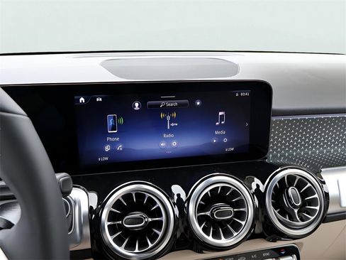 New 2025 Mercedes-Benz GLB 250 4MATIC image 23