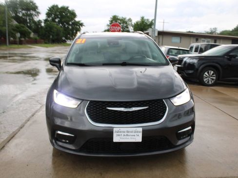 Used 2021 Chrysler Pacifica Touring-L FWD image 3