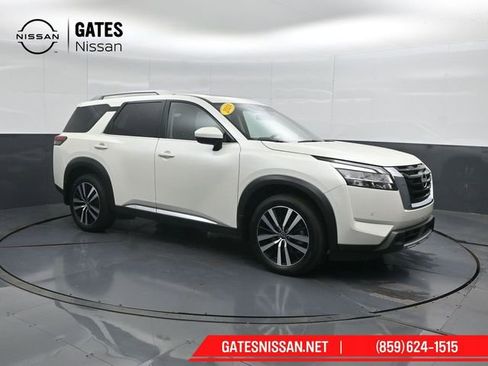 Used 2024 Nissan Pathfinder Platinum AWD/4WD image 4