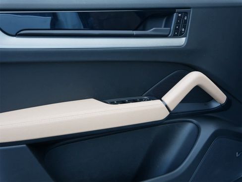 Used 2025 Porsche Cayenne image 9