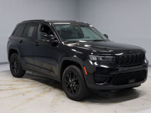 Used 2024 Jeep Grand Cherokee Altitude image 1