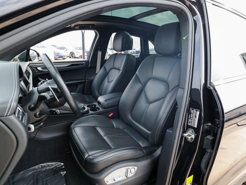 Certified 2024 Porsche Macan image 5