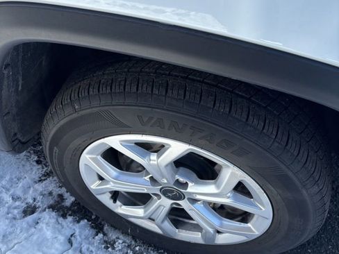 Used 2025 Jeep Compass Latitude image 3