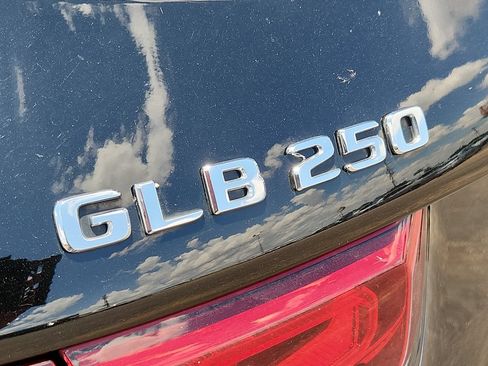 Used 2023 Mercedes-Benz GLB 250 4MATIC w/ Premium Package image 5