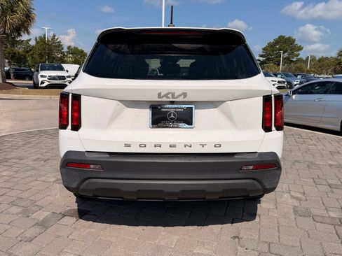 Used 2022 Kia Sorento LX FWD image 9