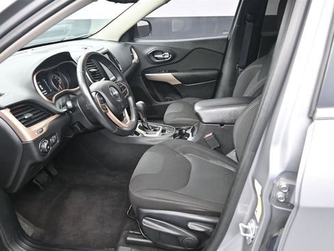 Used 2017 Jeep Cherokee Latitude w/ Cold Weather Group FWD image 10
