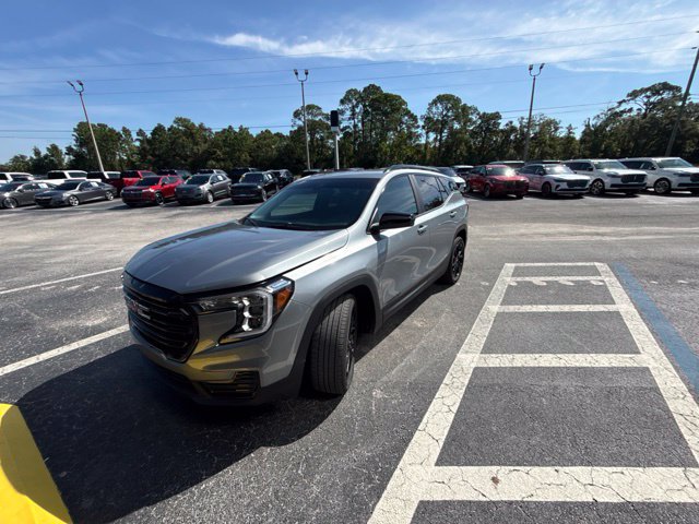 Used 2024 GMC Terrain SLE w/ Driver Convenience Package FWD image 2