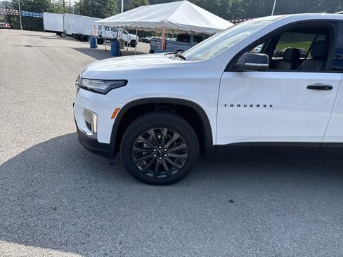 Used 2023 Chevrolet Traverse RS image 9