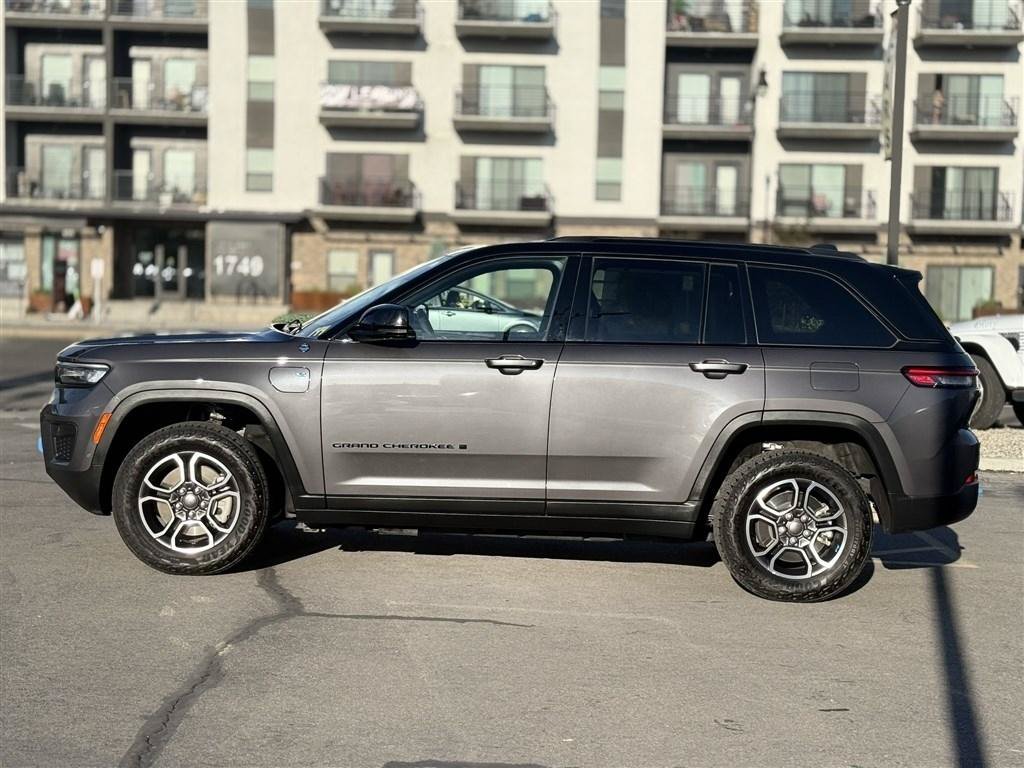 Used 2022 Jeep Grand Cherokee Trailhawk w/ Advanced Protech Group II AWD/4WD image 4