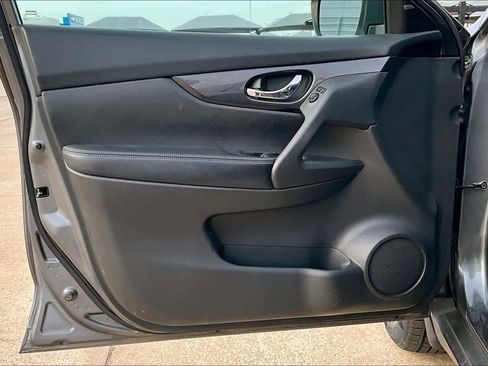 Used 2018 Nissan Rogue SV image 23