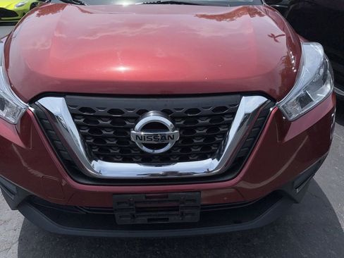 Used 2019 Nissan Kicks SV FWD image 2