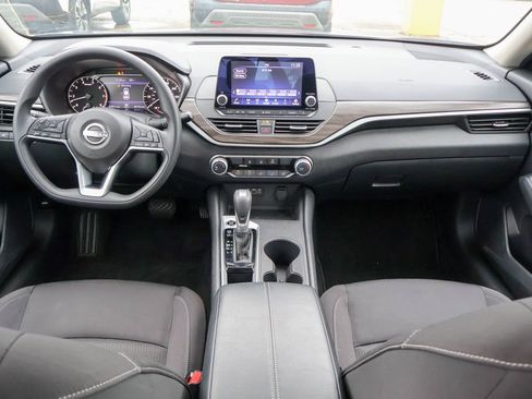 Used 2025 Nissan Altima 2.5 SV FWD image 14