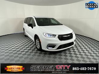 Used 2024 Chrysler Pacifica Touring-L video 1