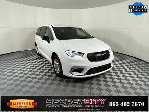 Used 2024 Chrysler Pacifica Touring-L image 1