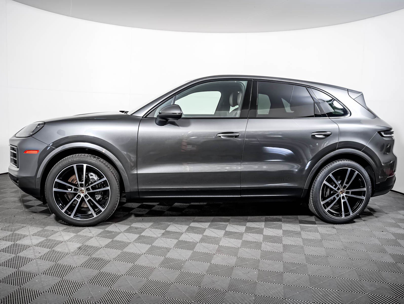 Certified 2024 Porsche Cayenne AWD/4WD image 2