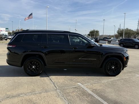 Used 2023 Jeep Grand Cherokee L Laredo image 3