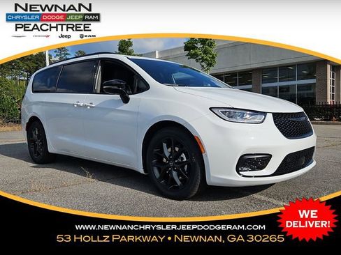 New 2026 Chrysler Pacifica Limited w/ Uconnect Theater Family Group image 1