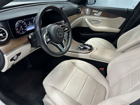Used 2019 Mercedes-Benz E 300 4MATIC image 2