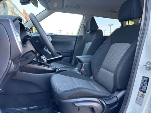 Used 2025 Kia Soul LX w/ LX Technology Package FWD image 24