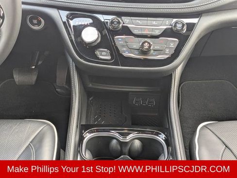 Used 2025 Chrysler Pacifica Premium FWD image 18