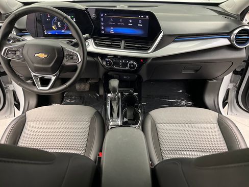 Used 2025 Chevrolet Trax LT w/ LT Convenience Package image 34