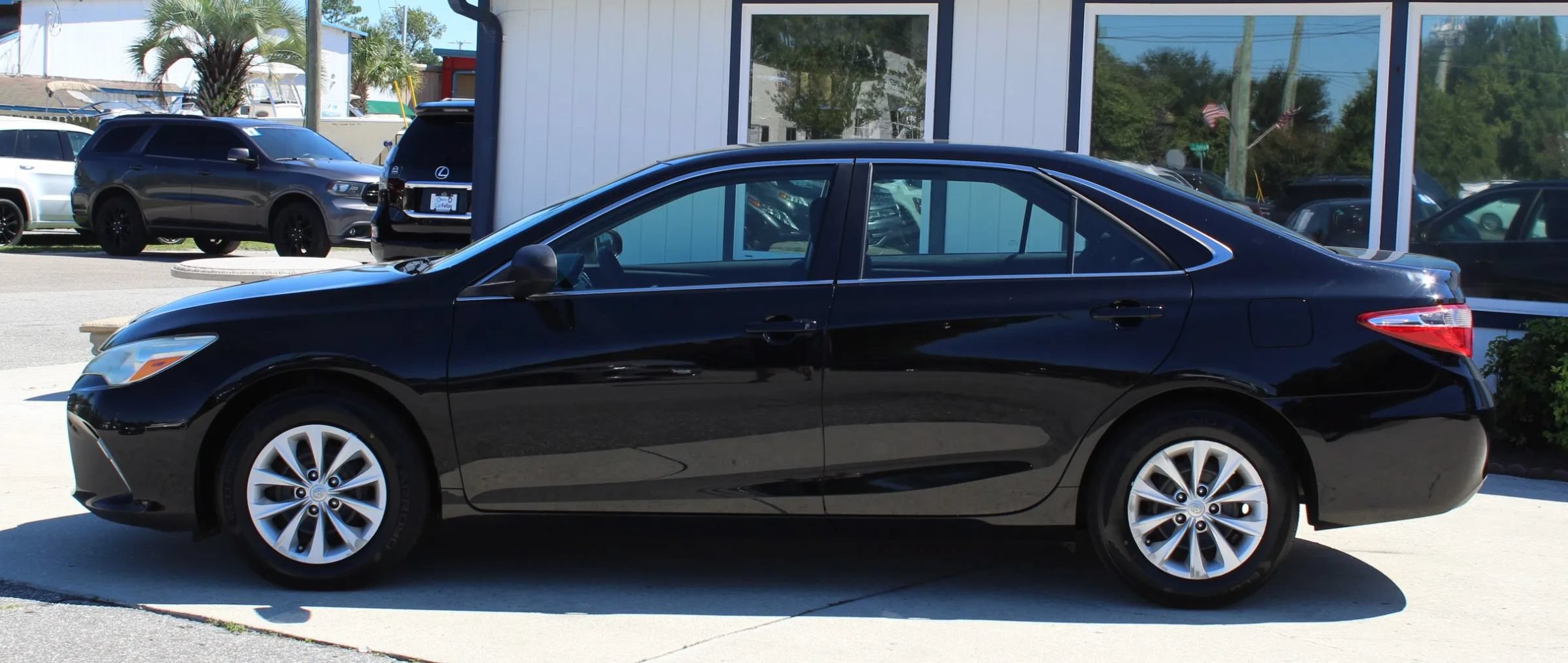 Used 2016 Toyota Camry LE FWD image 2