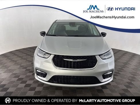 Used 2024 Chrysler Pacifica Touring-L image 2