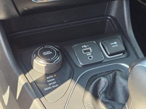 Used 2020 Jeep Cherokee Latitude AWD/4WD image 26