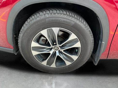 Used 2022 Toyota Highlander XLE AWD/4WD image 10