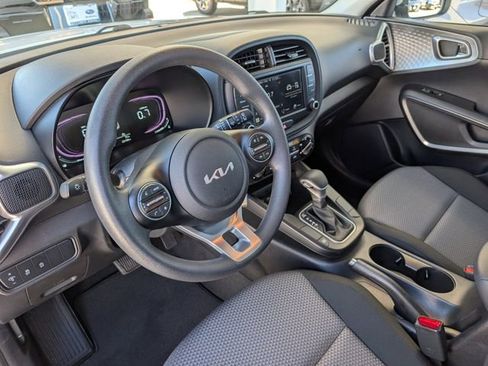 Used 2023 Kia Soul LX image 9