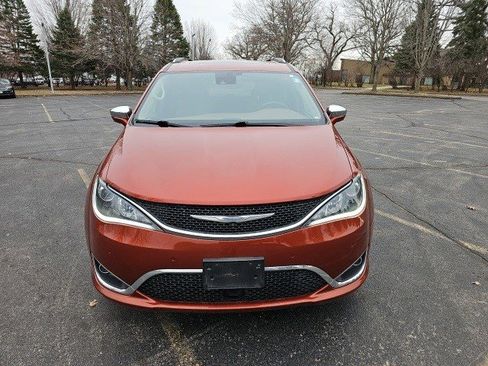 Used 2018 Chrysler Pacifica Limited w/ Tire & Wheel Group image 9