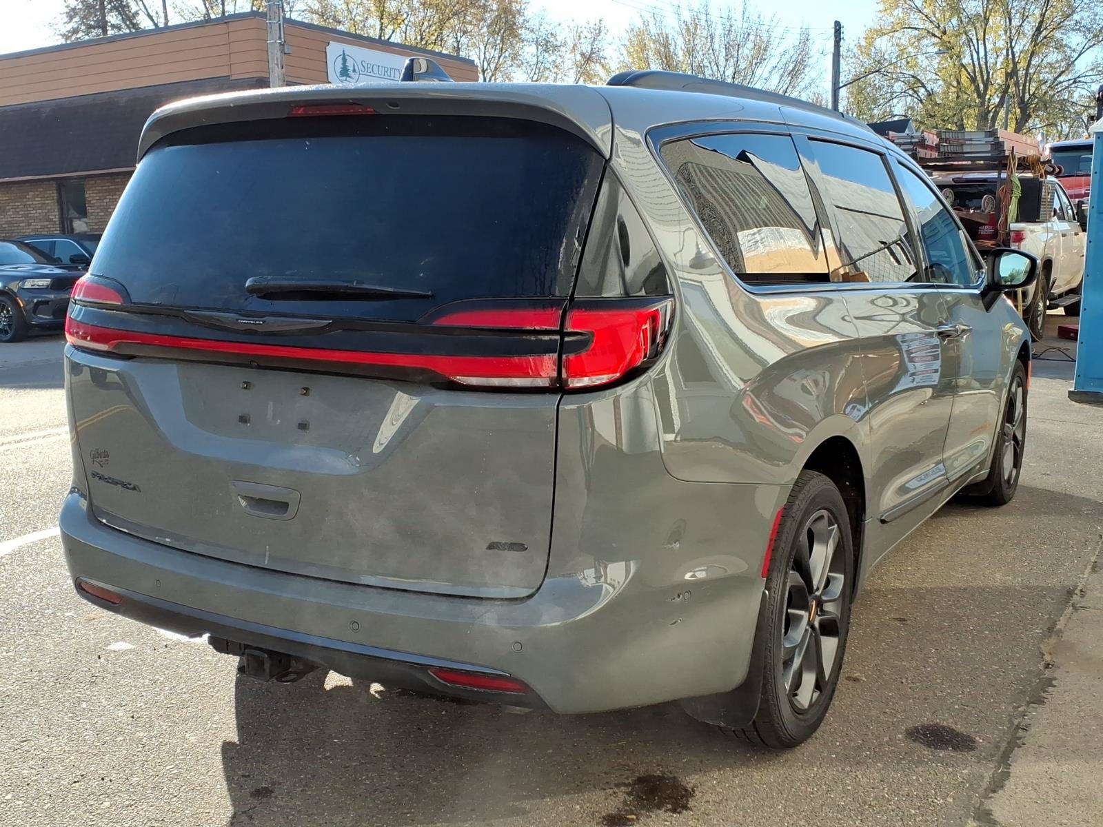 Used 2023 Chrysler Pacifica Touring-L w/ Road Tripper Package AWD/4WD image 6