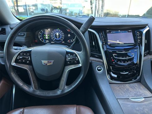 Used 2020 Cadillac Escalade Premium Luxury image 23