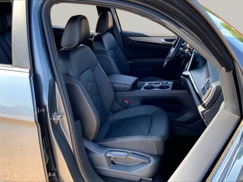 Used 2024 Volkswagen Atlas Cross Sport SE AWD/4WD image 9
