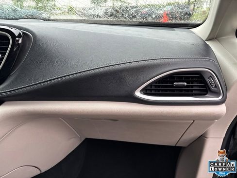 Used 2023 Chrysler Pacifica Touring-L FWD image 47