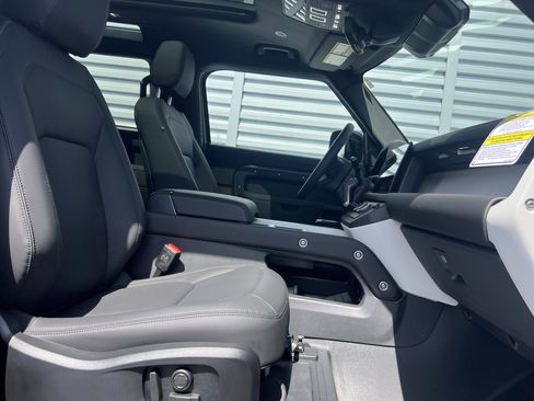 New 2025 Land Rover Defender 90 X-Dynamic SE image 27