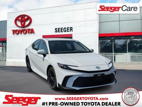 Certified 2025 Toyota Camry SE FWD image 1