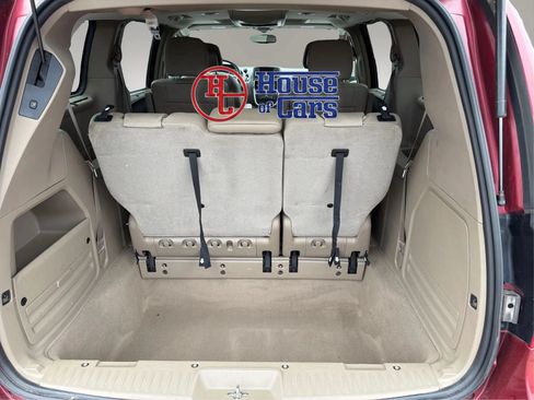 Used 2016 Chrysler Town & Country Touring-L FWD image 12
