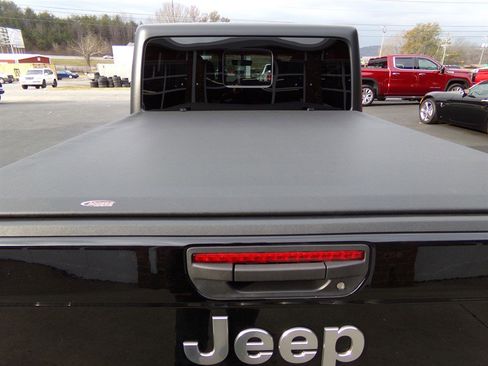 Used 2023 Jeep Gladiator Overland w/ Cold Weather Group image 18