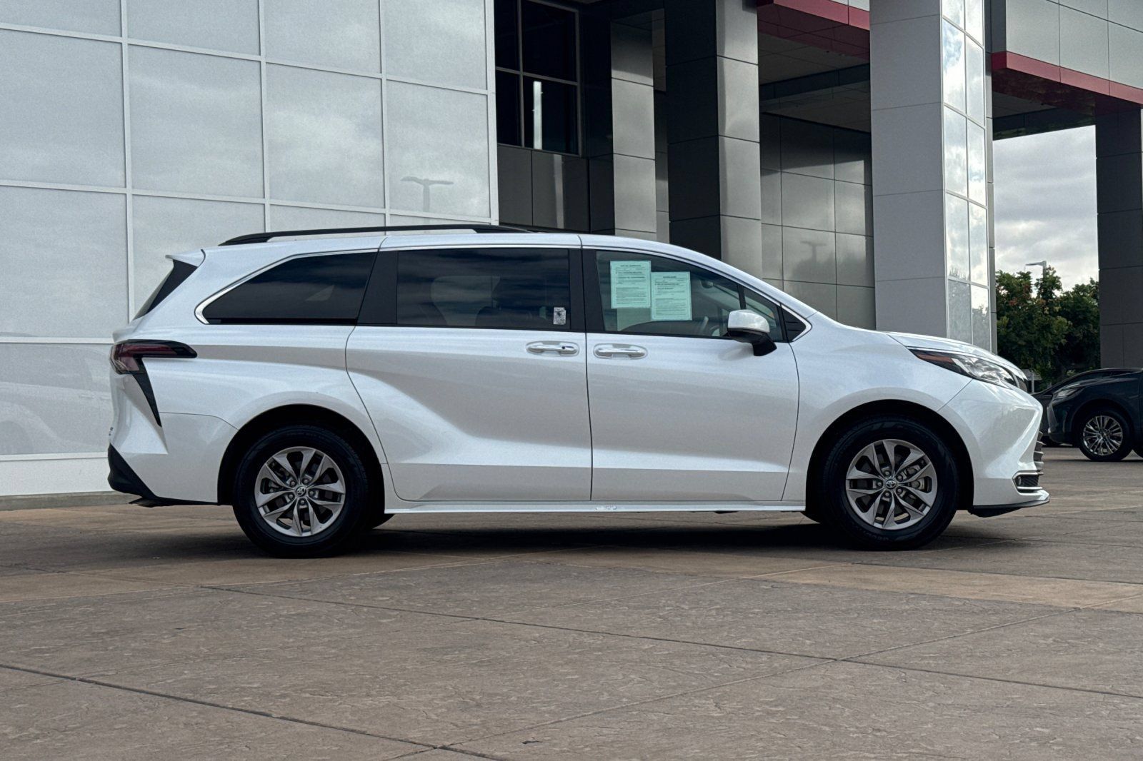 Used 2023 Toyota Sienna XLE FWD image 3