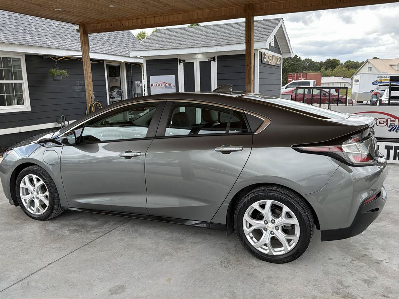Used 2017 Chevrolet Volt Premier w/ Driver Confidence II Package FWD image 3