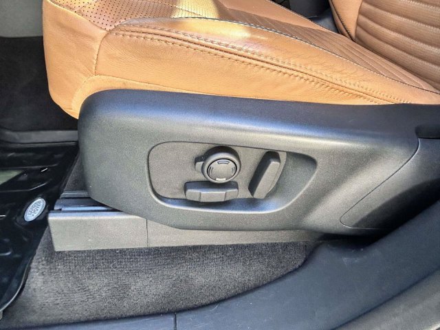 Used 2018 Land Rover Discovery HSE AWD/4WD image 17