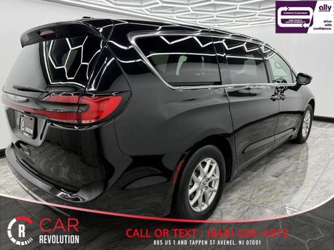 Used 2024 Chrysler Pacifica Touring-L FWD image 11