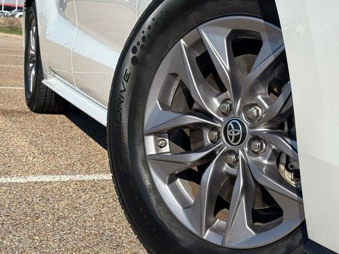 Used 2024 Toyota Sienna XLE image 2