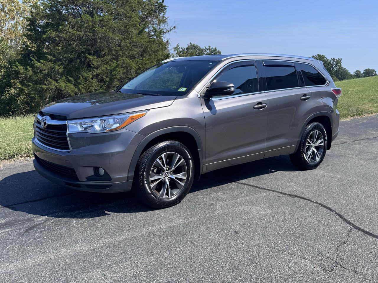 Used 2016 Toyota Highlander XLE AWD/4WD image 4