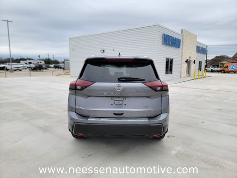 Used 2024 Nissan Rogue SV w/ SV Premium Package image 6