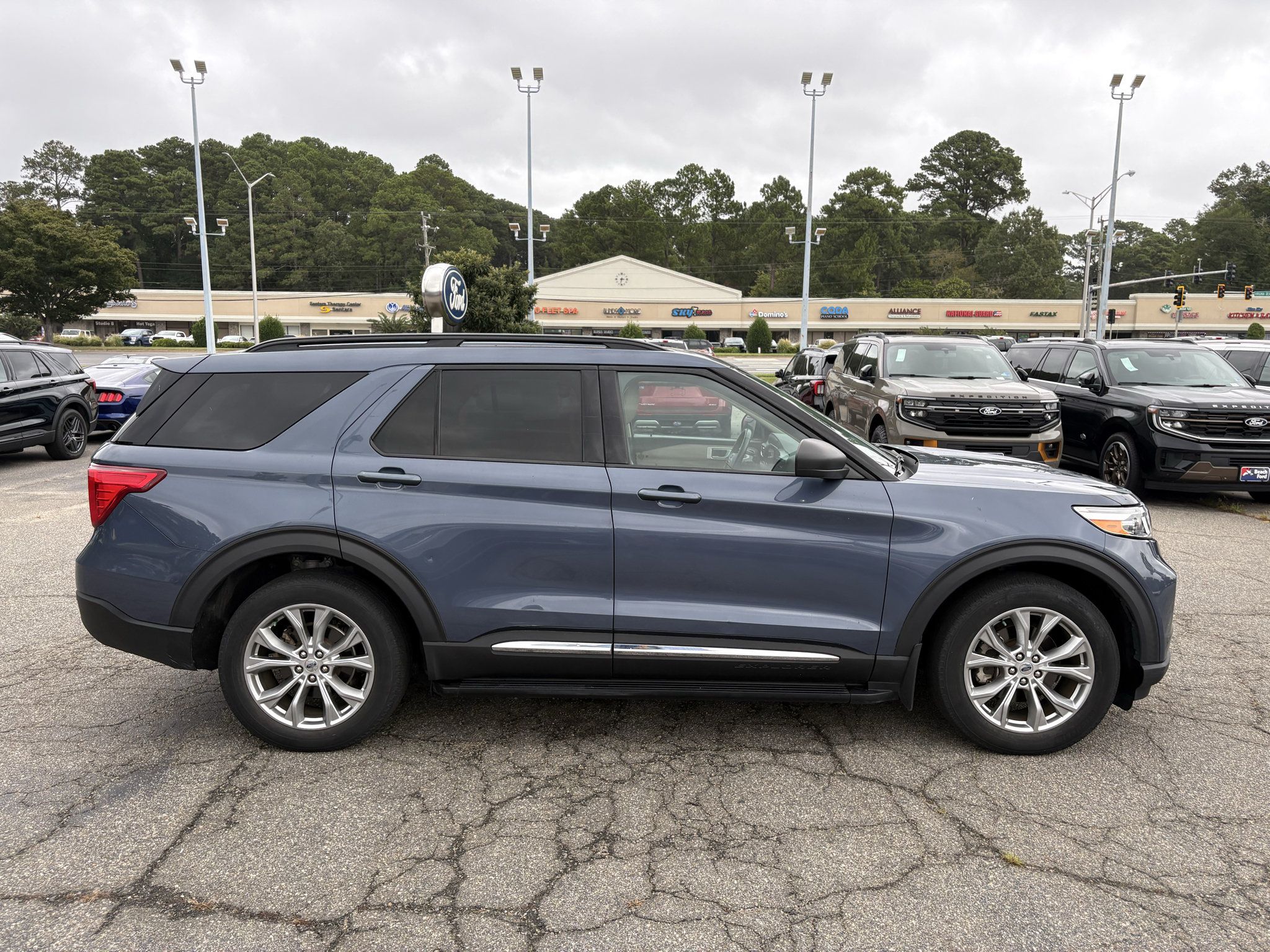 Used 2021 Ford Explorer XLT w/ Equipment Group 202A AWD/4WD image 4