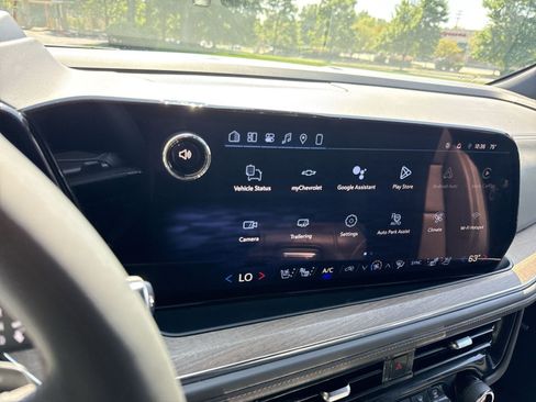 Used 2025 Chevrolet Suburban High Country AWD/4WD image 18